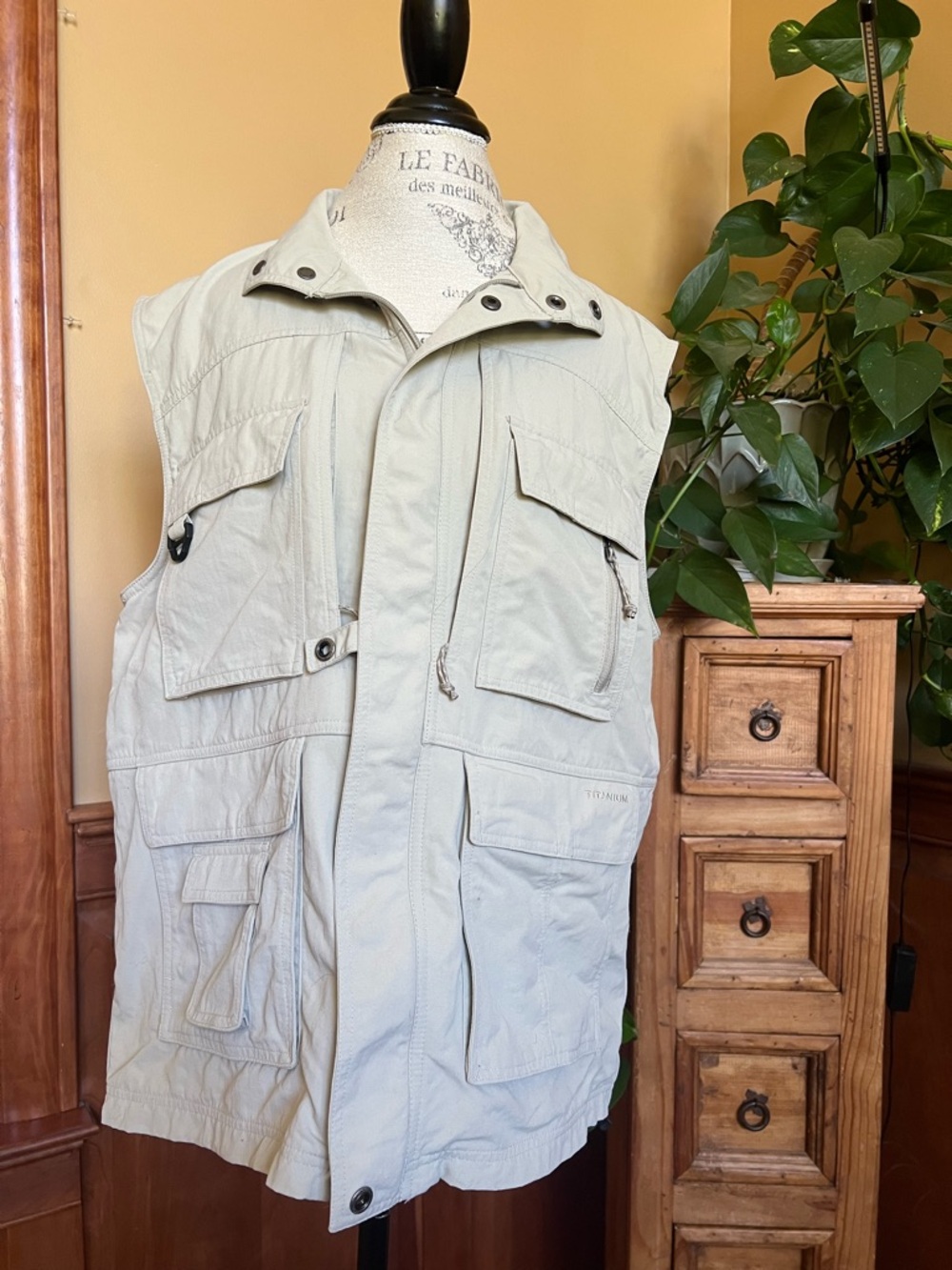 Columbia Men's Khacki Multi-Pocket Outdoor Vest Titanium Large Fishing Hiking
